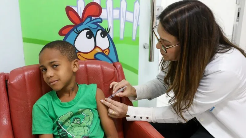 Menino é imunizado no Centro de Referência para Imunobiológicos Especiais, localizado no Hospital Materno Infantil de Brasília/Lúcio Bernardo Jr./Agência Brasília