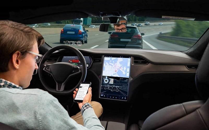 Veículos autônomos uso do celular Misto Brasil