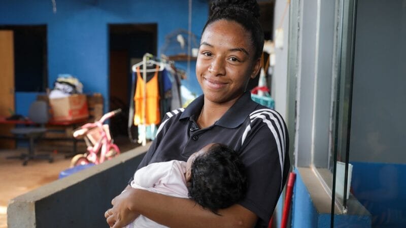 Alexandra Dias de Oliveira, mãe de João Miguel, recebeu um kit com roupas quentes na Creche Guerreiros da Alegria/Geovana Albuquerque/Agência Brasília
