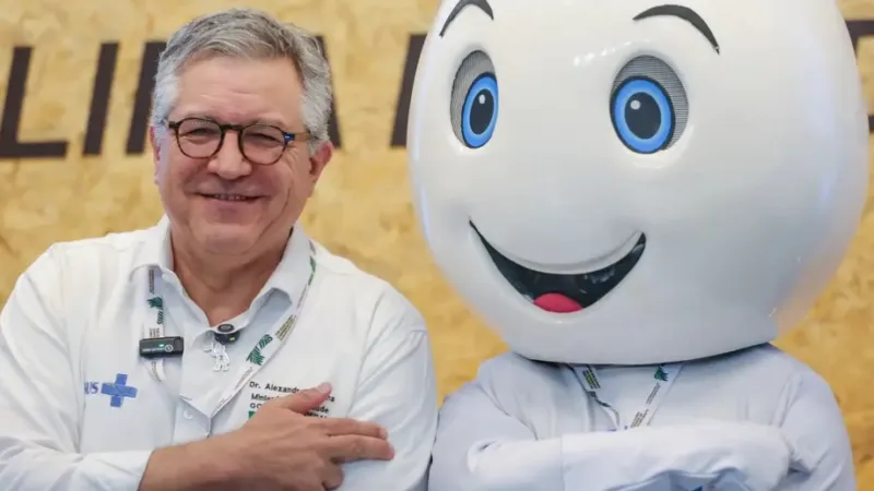 Alexamdre Padilha, ministro da Saúde, e o mascote Zé Gotinha, na 5ª Conferência Global de Clima e Saúde/Fabio Rodrigues-Pozzebom/Agência Brasil