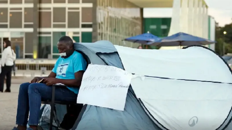 Deputado do PL desmonta acampamento na frente STF