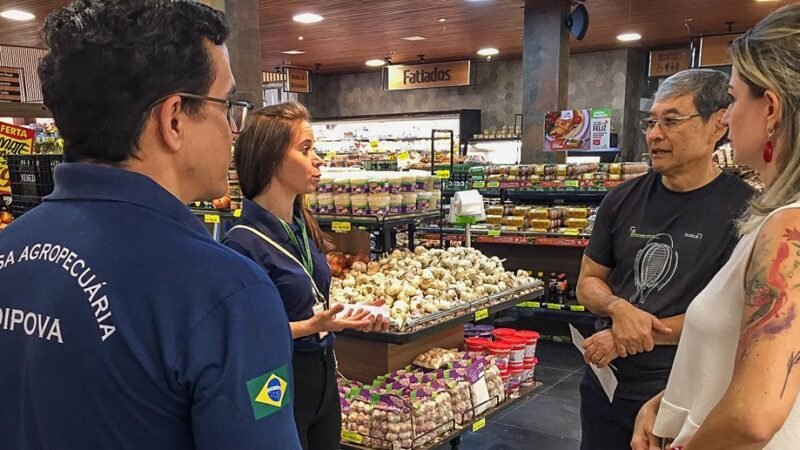 Fiscais da Defesa Sanitária também acompanham os produtores nos supermercados como ação para prevenir a gripe aviária/Divulgação/Seagri-DF