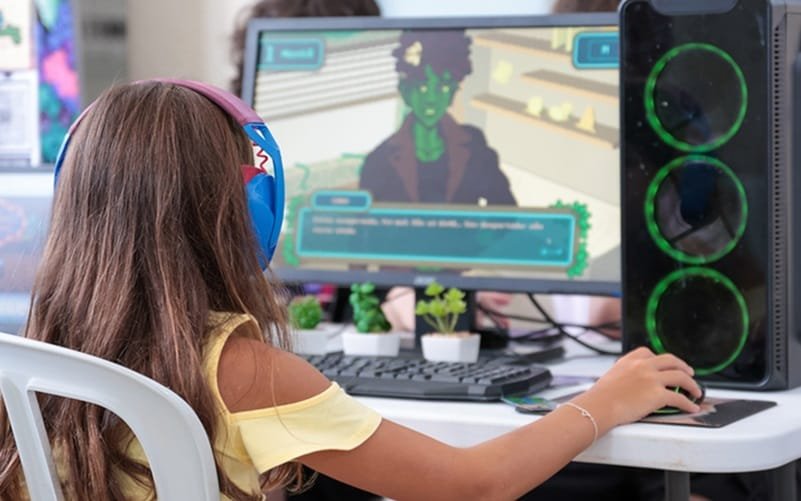 Jogos eletrônicos menina computador Misto Brasil