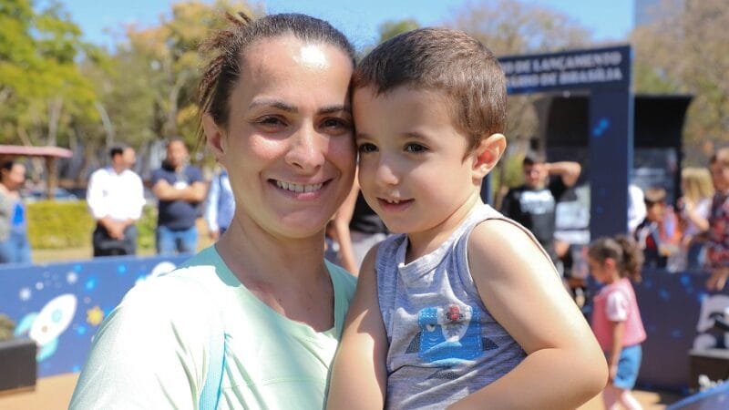 Talita Cavalcanti e o filho participaram das oficinas do Planetário de Brasília que tem 20 dias de programação nas férias/Paulo H. Carvalho/Agência Brasília