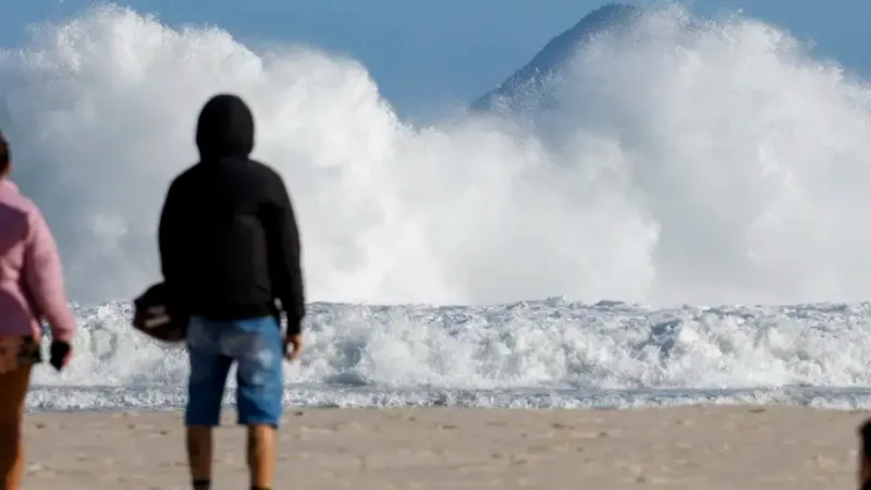 Ondas gigantes na praia do Leme, no Rio, provocadas pela passagem de um ciclone extratropical/Fernando Frazão/Agência Brasil
