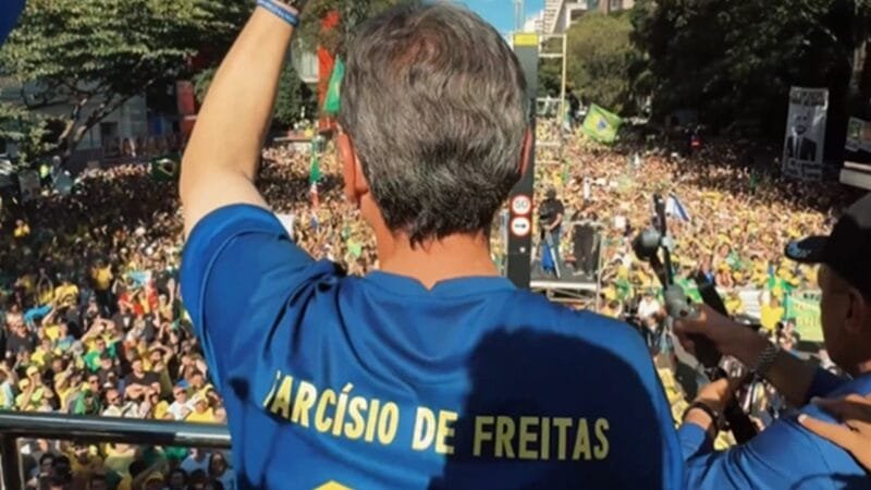 A camisa azul de Tarcísio e o reposicionamento da direita