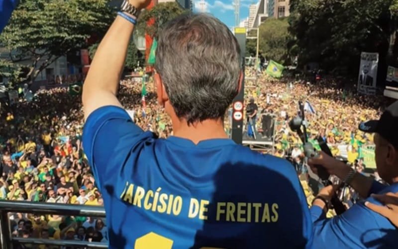 Governador Tarcísio de Freitas camisa azul Misto Brasil