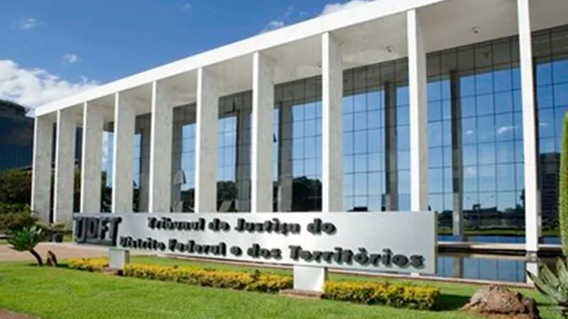 Justiça manda jornal retirar matérias e indenizar empresária no DF