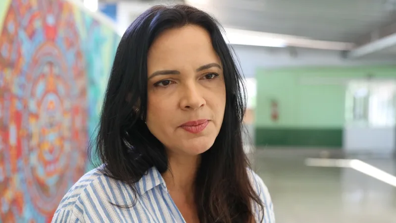 Danielle Paz é coordenadora do Centro Interescolar de Linhas do Guará, que recebe estudantes estrangeiros que aprendem o português/Matheus H. Souza/Agência Brasília