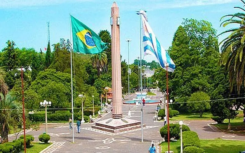 Santana do Livramento (RS) e Rivera, no Uruguai Misto Brasil