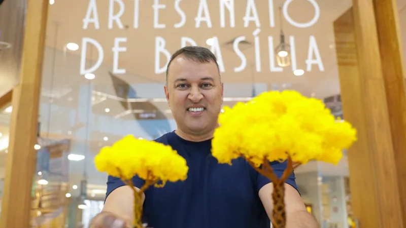 Felipe Andrade dos Santos é artesão e aproveita a floração dos ipês para criar novos produtos e apresemntar em shoppings/Geovana Albuquerque/Agência Brasília