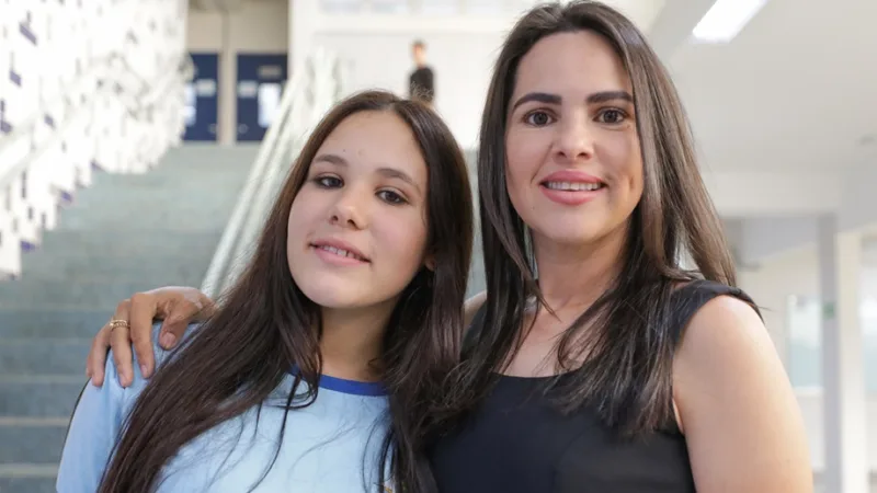 Ana Cláudia Pimenta e a fila Isabella Biana, que estuda na primeira escola pública inaugurada no Jardim Mangueiral/Tony Oliveira/Agência Brasília
