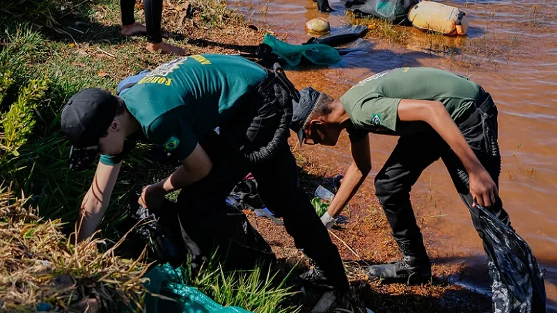 Partido faz ação de limpeza na Praina do Lago Paranoá