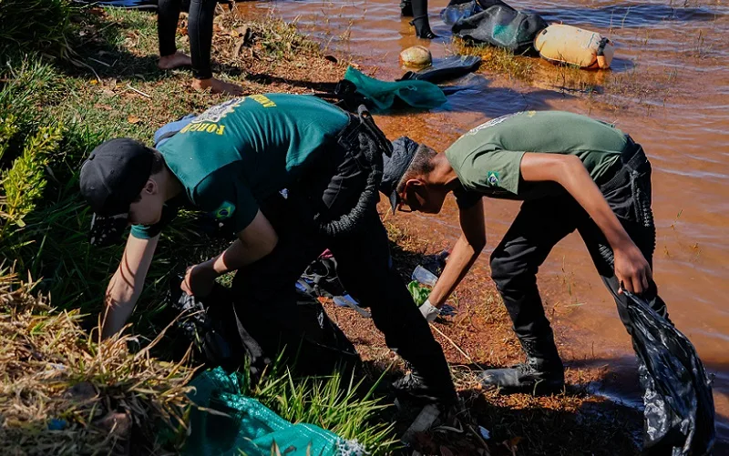Lago Paranoá limpeza ação social voluntários Misto Brasil
