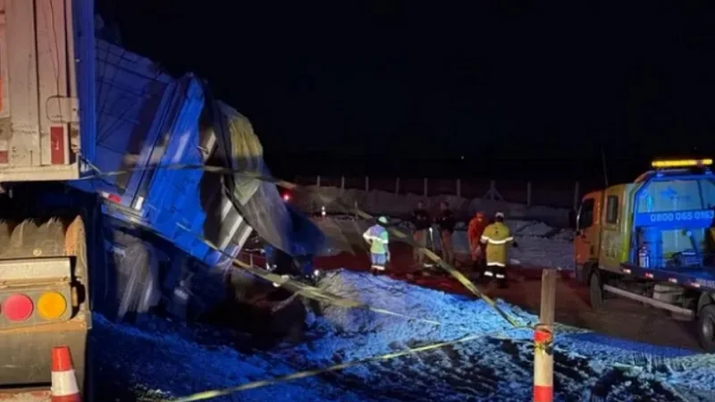 Batida entre carreta e ônibus provoca 11 mortes