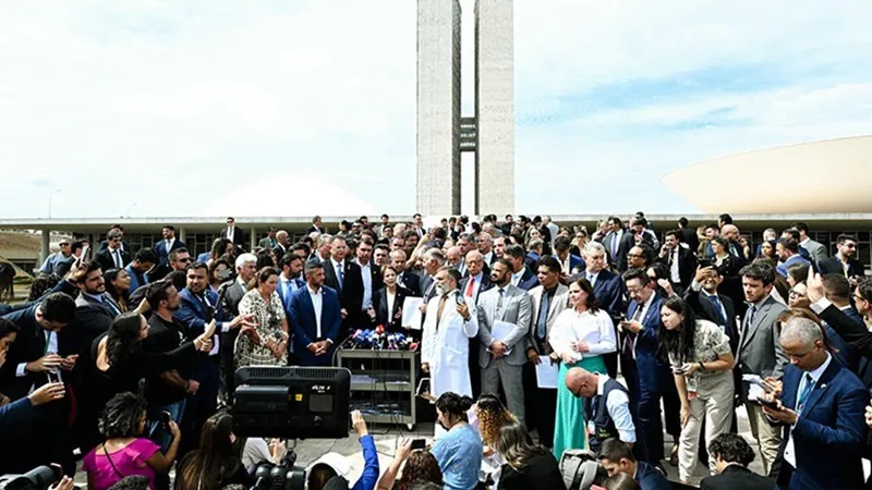 Oposição exige “pacote da paz” e protesta no Senado e Câmara