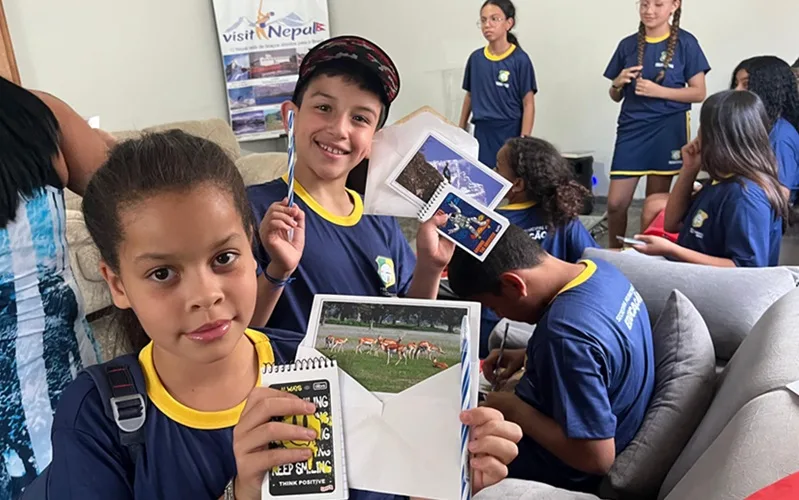 Crianças estudantes Cocalzinho Embaixcada do Nepal Misto Brasil