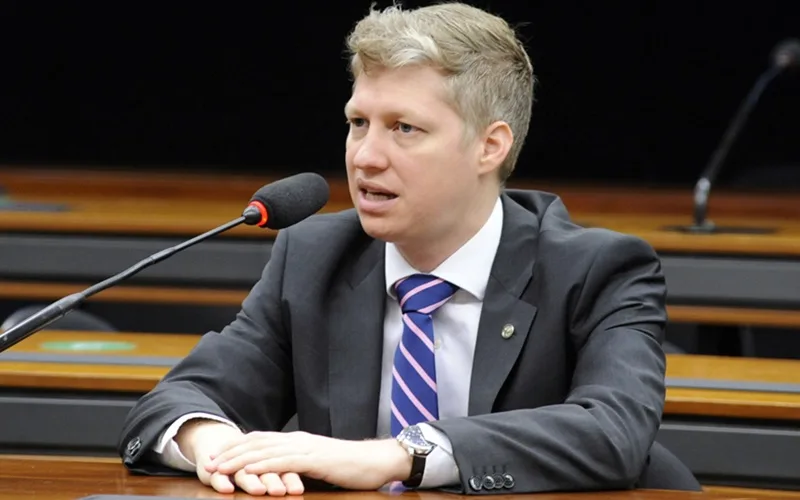 Deputado Marcel van Hatten denunciado Misto Brasil
