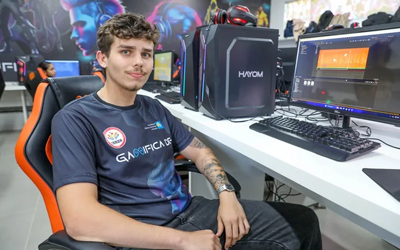 Lucas Dias Estudante Gamifica DF computador Misto Brasil