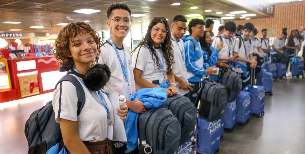 Estudantes intercâmbio viagem Reino Unido Misto Brasil