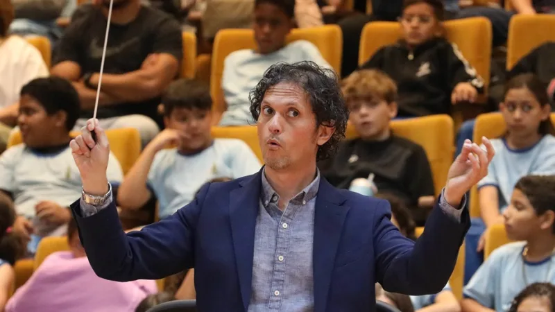 Héctor Acosto, maestro convidado da Orquestra Sinfônica de Brasília, durante apresentação para 400 alunos de escolas públicas no Teatro Nacional/Lúcio Bernardo Jr./Agência Brasília