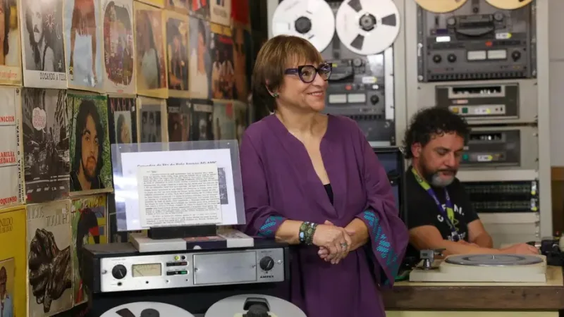 Mara Régia é a principal apresentadora da Rádio Nacional da Amazônia, que comemora 48 anos consecutivos no rádio brasileiro/Fabio Rodrigues-Pozzebom/Agência Brasil