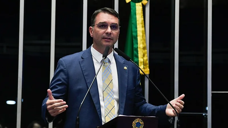 Filho de Bolsonaro ataca ministro do Supremo