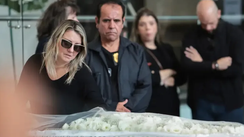 Ruy Ferraz, delegado aposentado que foi assassinado numa emboscada, é velado por amigos e familiares no hall da Assembleia Legislativa/Paulo Pinto/Agência Brasil