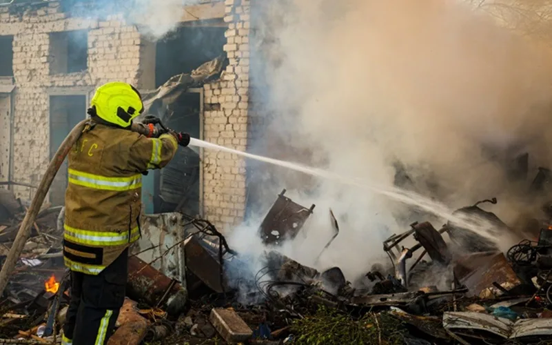 Ucrânia guerra bombeiro incêndio Misto Brasil