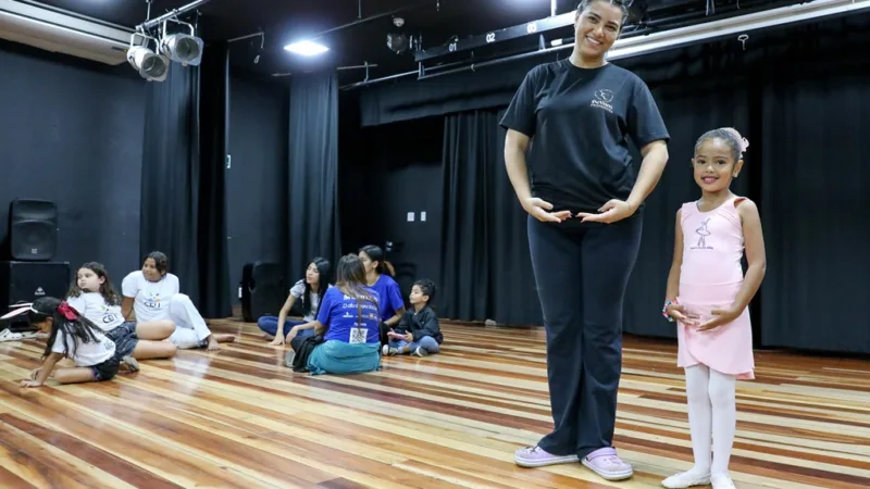 Bianca dos Santos Lima e a aluna de balé num dos centros de artes e esportes unificados que atenderam desde 2019 25 mil pessoas/Paulo H. Carvalho/Agência Brasília