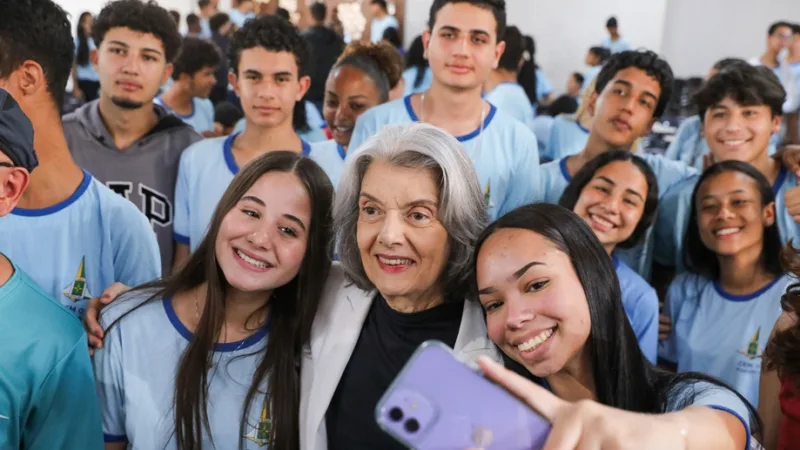 Cármen Lúcia, ministra do Supremo, brinca com alunos do Centro de Ensino Médio 1 de Planaltina/Paulo H. Carvalho/Agência Brasília