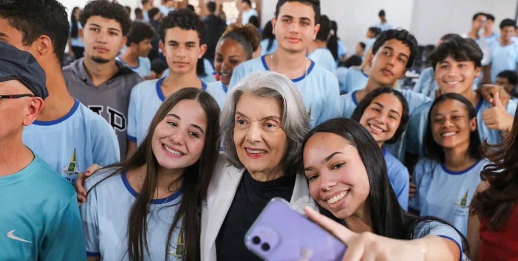 Ministra do STF Cármen Lúcia estudantes Planaltina Misto Brasil