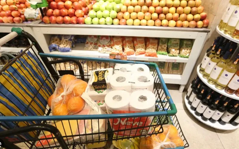 Cesta básica carrimho de supermercado Misto BRasil