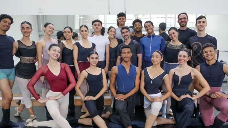 Integrantes do Corpo de Baile do Distrito Federal, do Centro de Dança, faz homenagem à professora e bailarina Gisèle Santoro/Paulo H. Carvalho/Agência Brasília