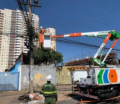 Seis toneladas de fios clandestinos são retirados dos postes