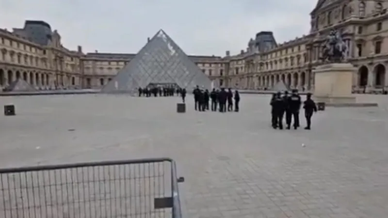 Ladrões levam joias históricas do Museu do Louvre
