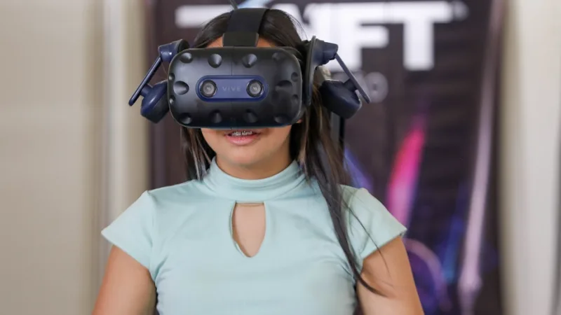 Menina com o óculos de realidade virtual durante a Ciência na Estrada, que foi montada no Sol Nascente/Joel Rodrigues/Agência Brasília