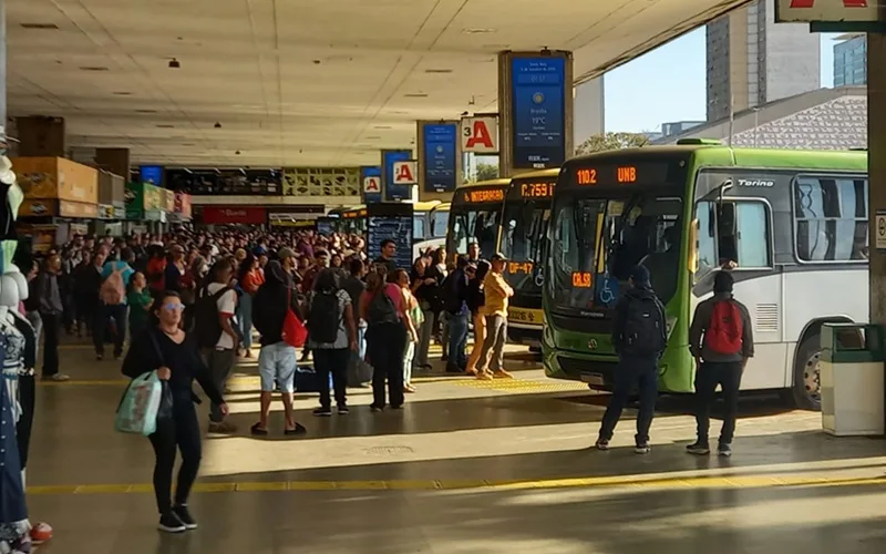 Ônibus e metrô com horários especiais e gratuidade nas passagens