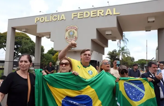 Manifestações contra e a favor a Bolsonaro na PF