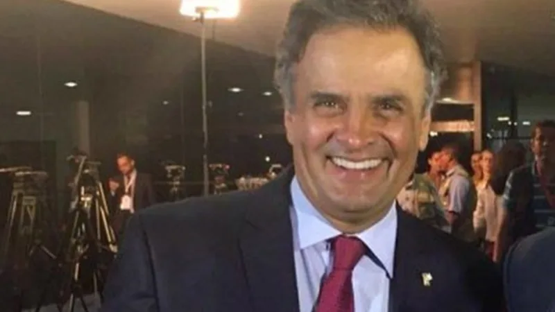 Aécio reassume o PSDB e diz que apoiará candidatura de centro