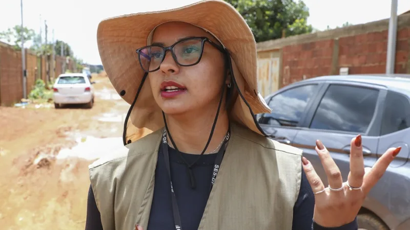 Tawana Ferreira é agente de vigilância ambiental que está em campo para combater o Aedes aegypti, especialmente neste período de chuvas/Lúcio Bernardo Jr./Agência Brasília