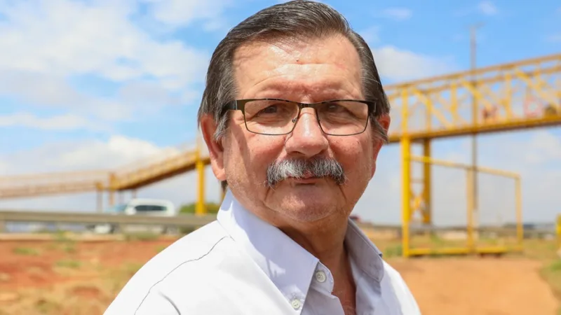 Carlos Roberto Igarahi utiliza as passarelas sobre as movimentadas avenidas do Distrito Federal que passam por revisão/Paulo H. Carvalho/Agência Brasília