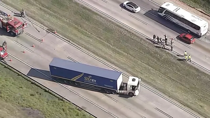Polícia retira motorista de cabine com bomba caseira