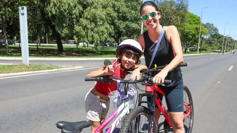 Bárbara Alneida e a filhba Ana Rosa aproveitaram o Eixão do Lazer para pedalar no feriado nacional/Paulo H. Carvalho/Agência Brasília