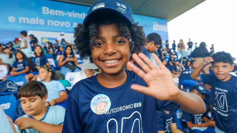 Ana Laura Pereira, da rede pública de ensino, esteve com colegas numa visita ao Autódromo Internacional de Brasília/Joel Rodrigues/Agência Brasília