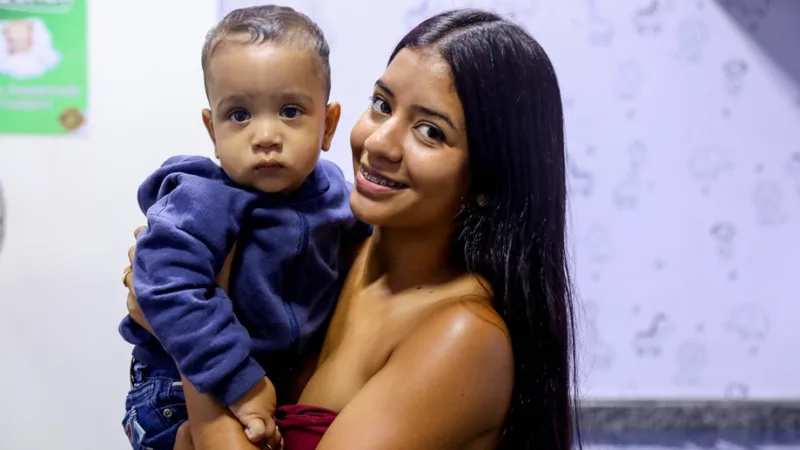 Estephane Santos, com o seu bebê, gostou da sala de amamentação aberta na Rodoviária do Plano Piloto/Joel Rodrigues/Agência Brasília