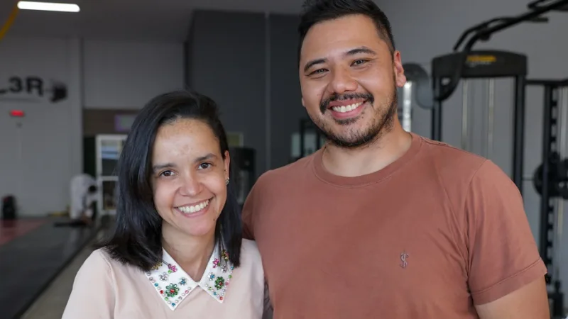 Thawana Tamada e Fabrício Tamada, pais da judoca Laura Mayumi Tamada, que vai os Jogos Sul-Americanos Escolares 2025/Tony Oliveira/Agência Brasília