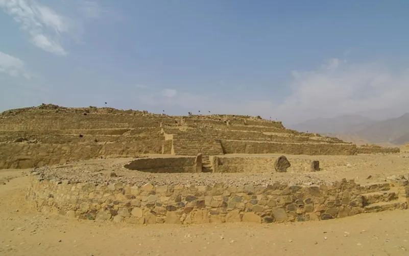 Pirâmide antiga Peru Caral Misto Brasil