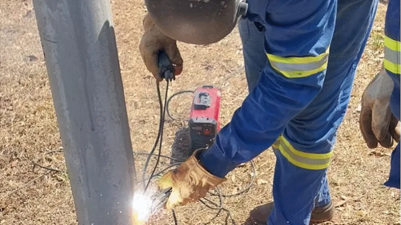 CEB solda postes para evitar furto de fios elétricos