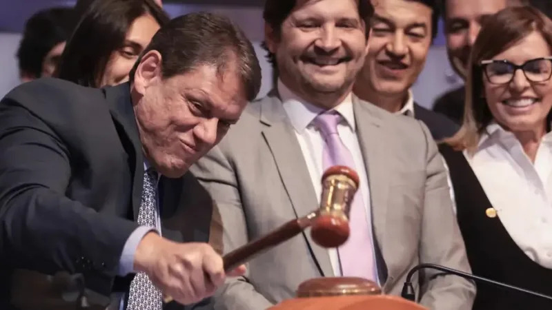 Tarcídio de Freitas, governador de São Paulo, bate o martelo no leilão do sistemna de travessias hídricas na bolsa de valores/Paulo Pinto/Agência Brasil